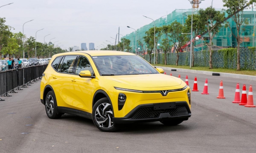 Limo Green vượt mặt Xpander