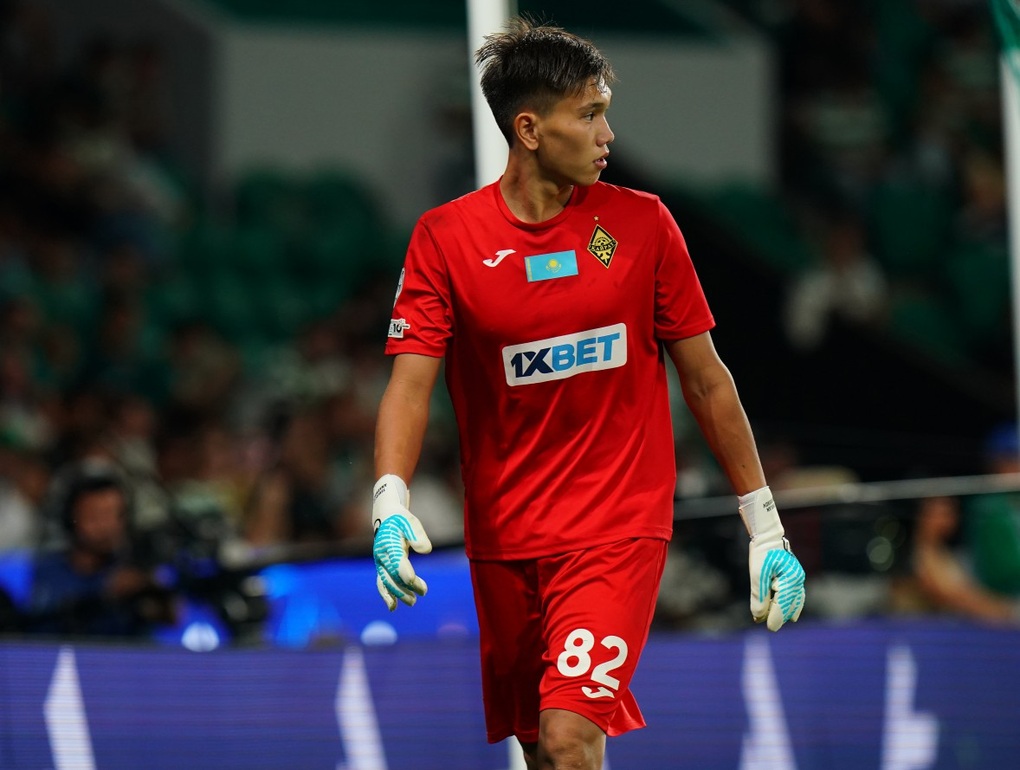 Mẹ của cầu thủ thi đấu ở Champions League gây sốt khi quá trẻ và gợi cảm - 1