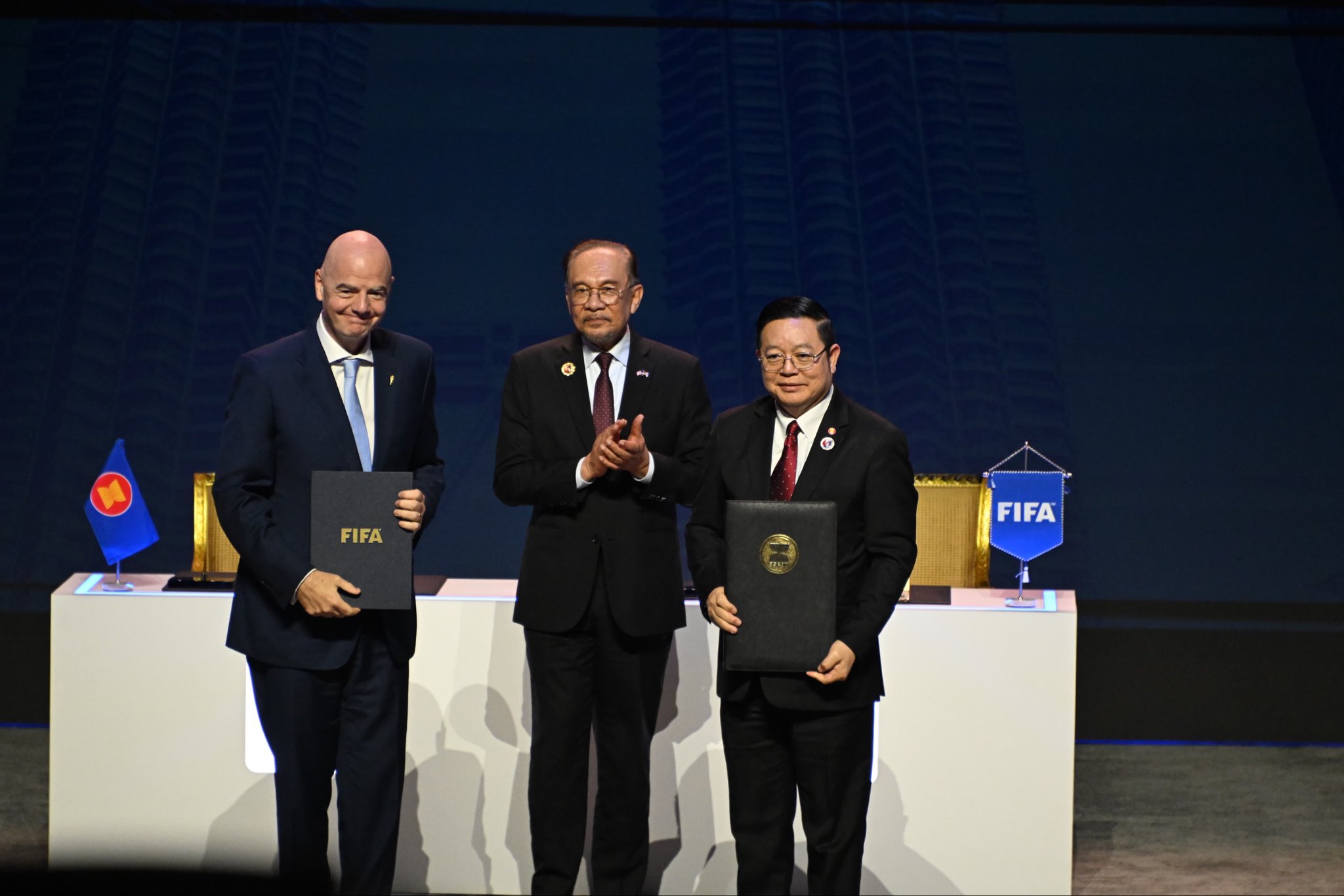 Chủ tịch FIFA Gianni Infantino và Tổng thư ký ASEAN Kao Kim Hourn ký biên bản ghi nhớ FIFA tổ chức riêng giải đấu cho Đông Nam Á - Ảnh 1.