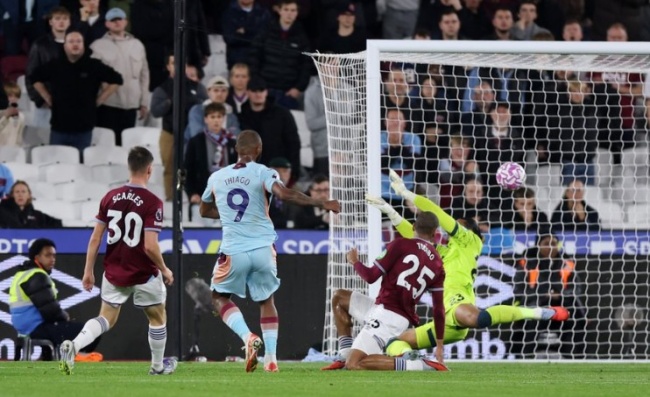 West Ham bị đánh bại bởi Brentford với tỷ số 0-2