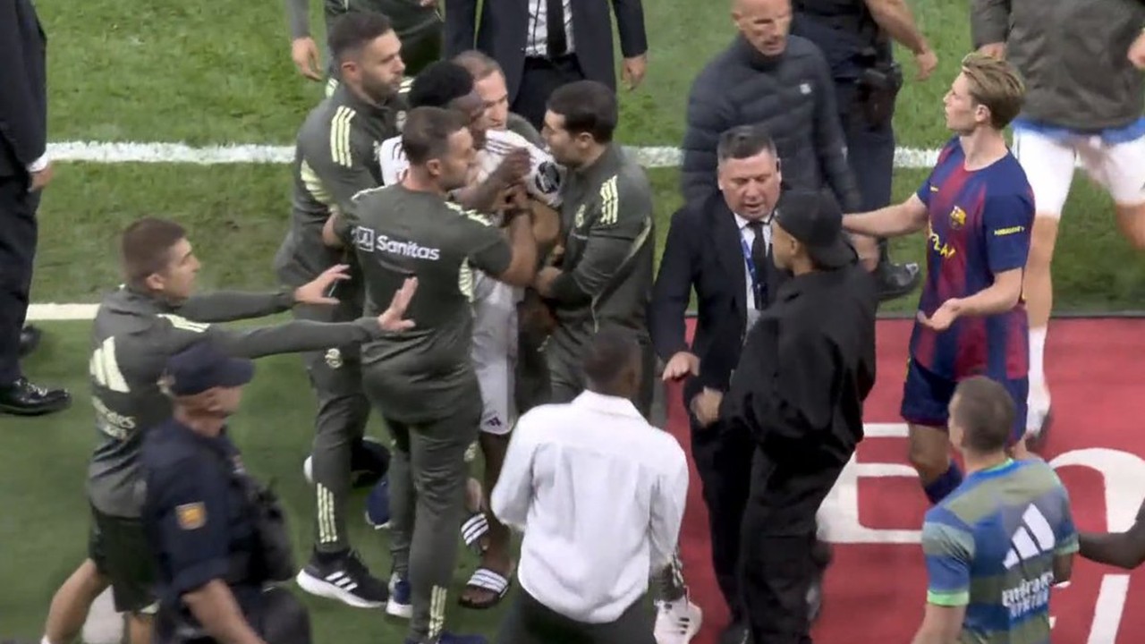 Ngôi sao Real Madrid tỏ thái độ khi bị thay ra trong trận El Clasico - Ảnh 3. Ngôi sao Real Madrid tỏ thái độ khi bị thay ra trong trận El Clasico - Ảnh 3.