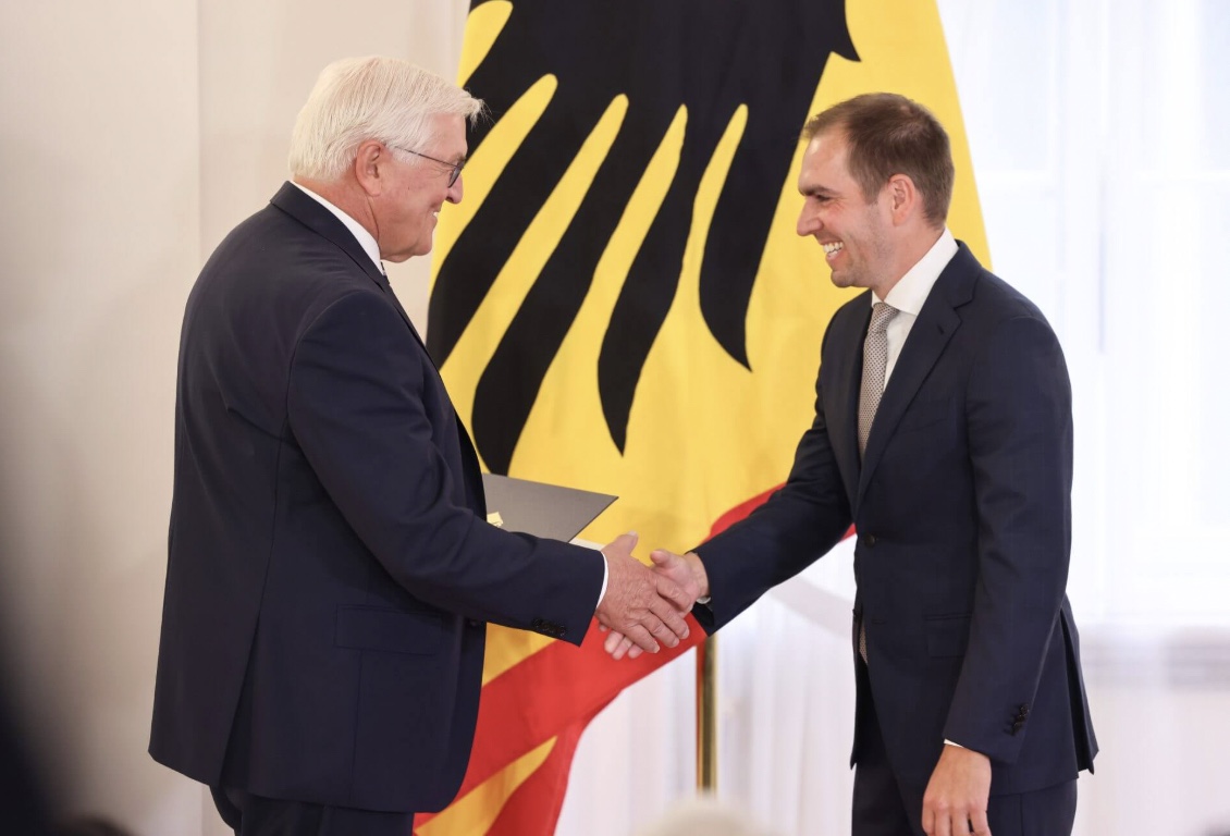 Philipp Lahm được trao Huân chương Công trạng của Đức vì những đóng góp cho cộng đồng. Philipp Lahm nhận Huân chương Công trạng Đức
