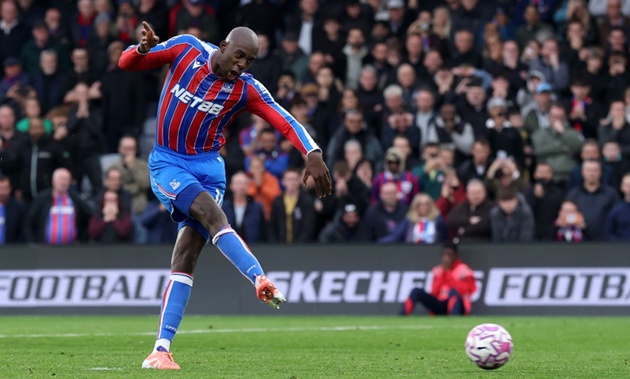 Mateta lập hat-trick