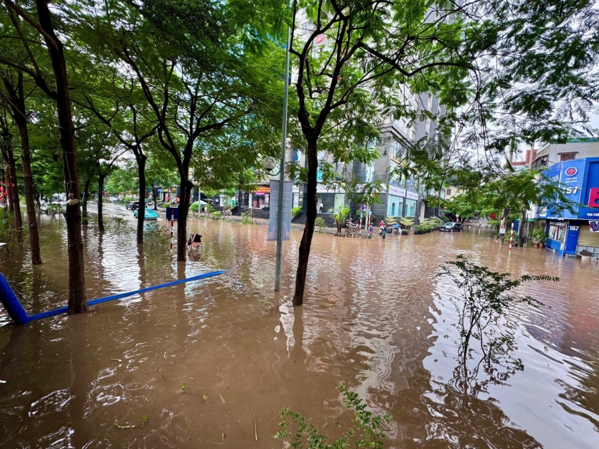 Ngập úng trên đường phố Hà Nội