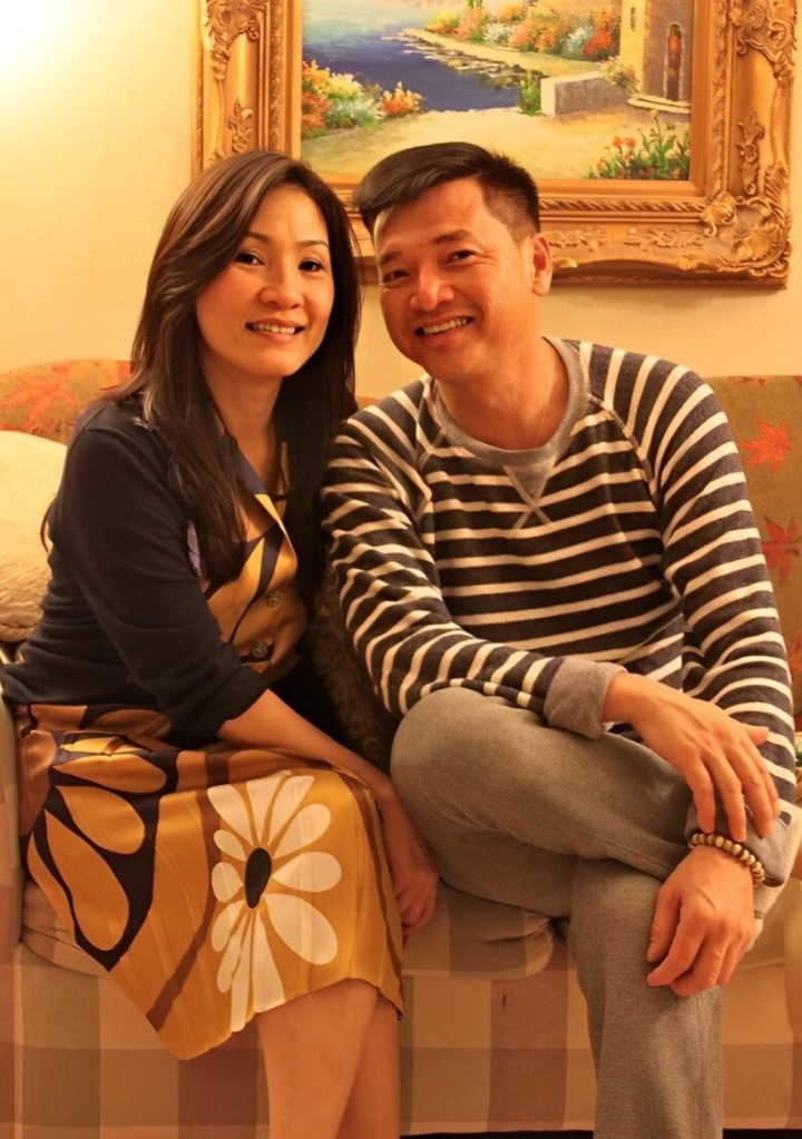 Vợ kém 37 tuổi của Quang Minh gây tranh cãi khi kéo áo để lộ rõ bra trước ống kính- Ảnh 2.
