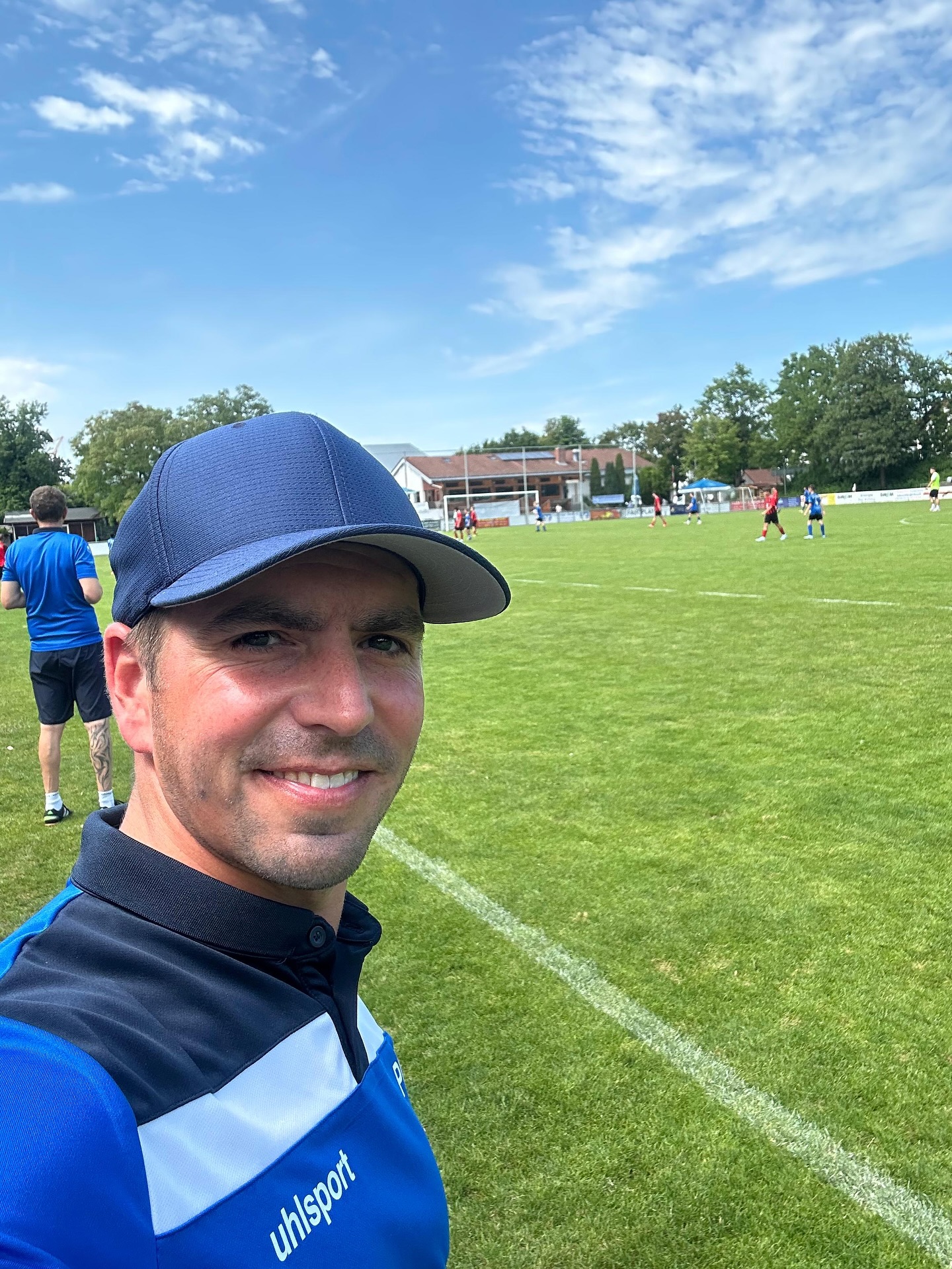 Philipp Lahm trong vai trò trợ lý HLV cho đội bóng thời thơ ấu của mình, FT Gern. Philipp Lahm trợ lý HLV đội U14 FT Gern