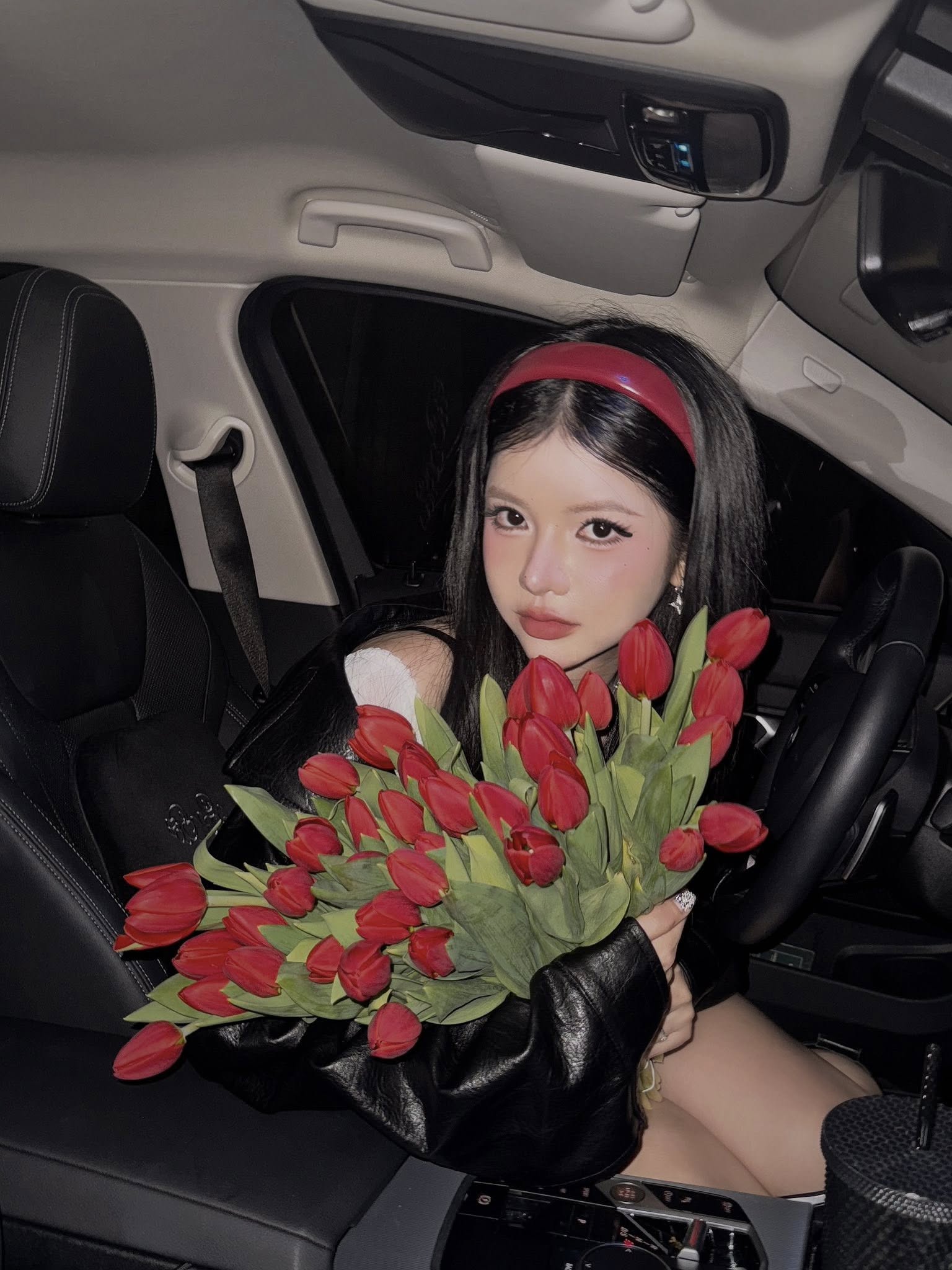 Cư dân mạng soi hint trang phục của CiiN khi quay clip với RHYDER và khi check-in với bó hoa So sánh trang phục của CiiN trong các khoảnh khắc khác nhau