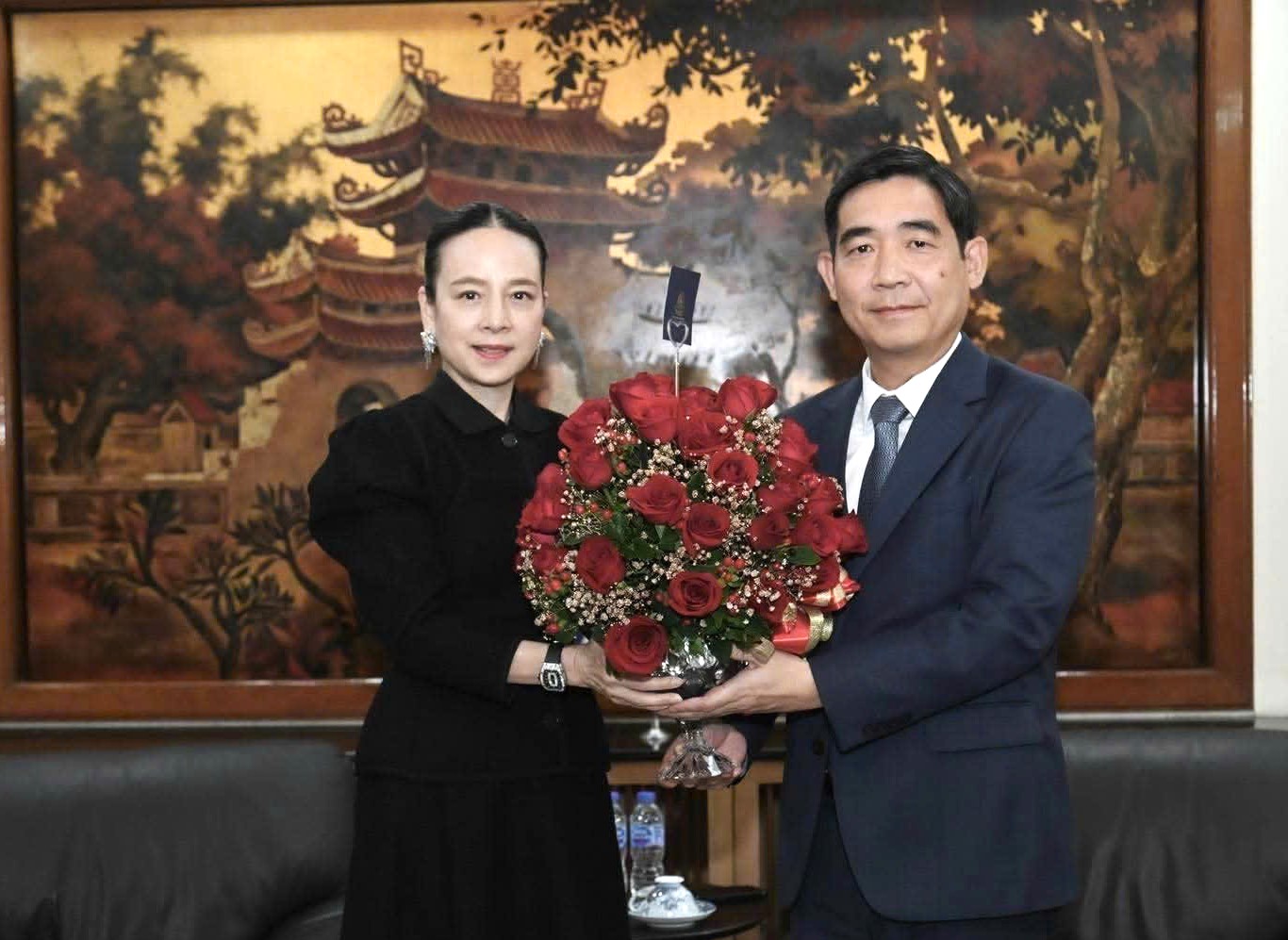 Madam Pang đăng ảnh đến Đại sứ quán Việt Nam xin lỗi vụ nhầm quốc kỳ - Ảnh 3. Madam Pang và Đại sứ Phạm Việt Hùng