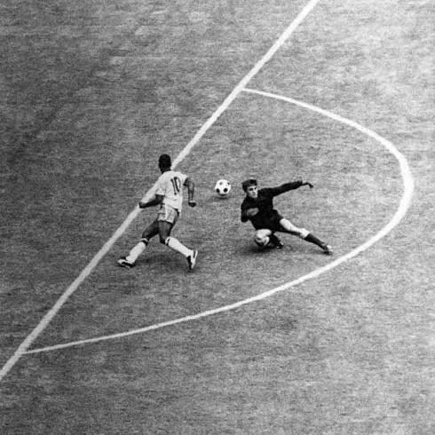 Khoảnh khắc bỏ bóng huyền thoại của Pele Pele thực hiện pha bỏ bóng đầy sáng tạo trong World Cup 1970