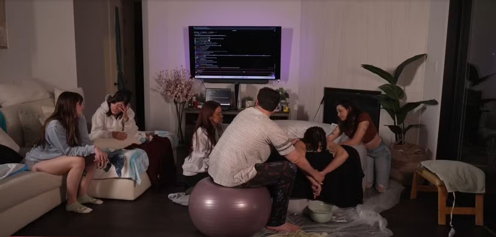 Nữ streamer sinh con trên sóng livestream