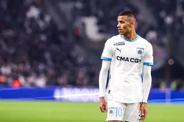 Cầu thủ Marseille ăn mừng chiến thắng trước PSG trên sân Velodrome