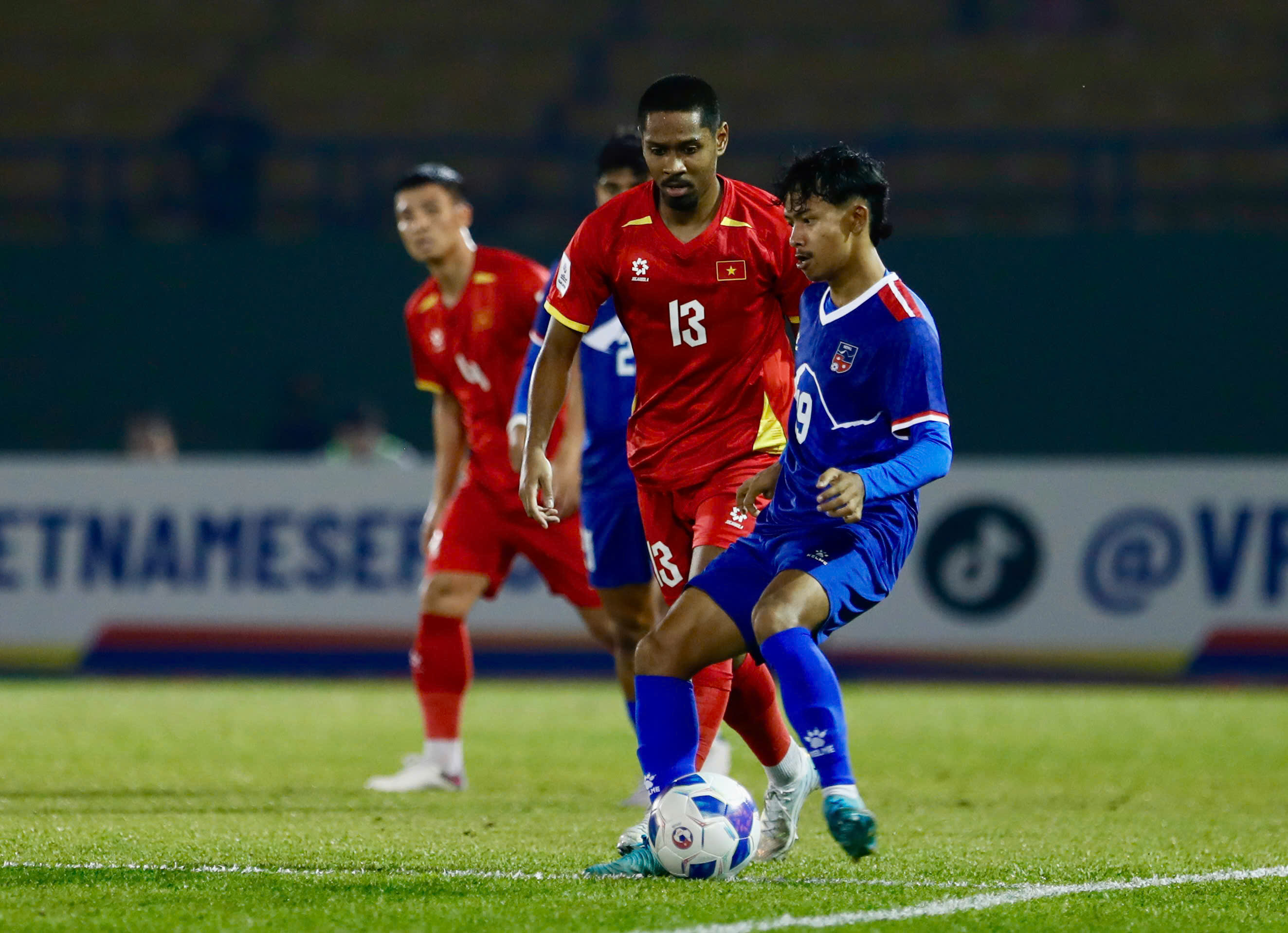 Quang Vinh (13) chơi tốt trong trận thắng Nepal 3-1 hôm 9/10