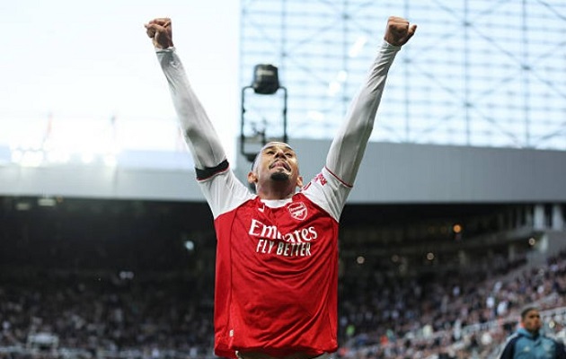 Saliba chơi bóng cho Arsenal