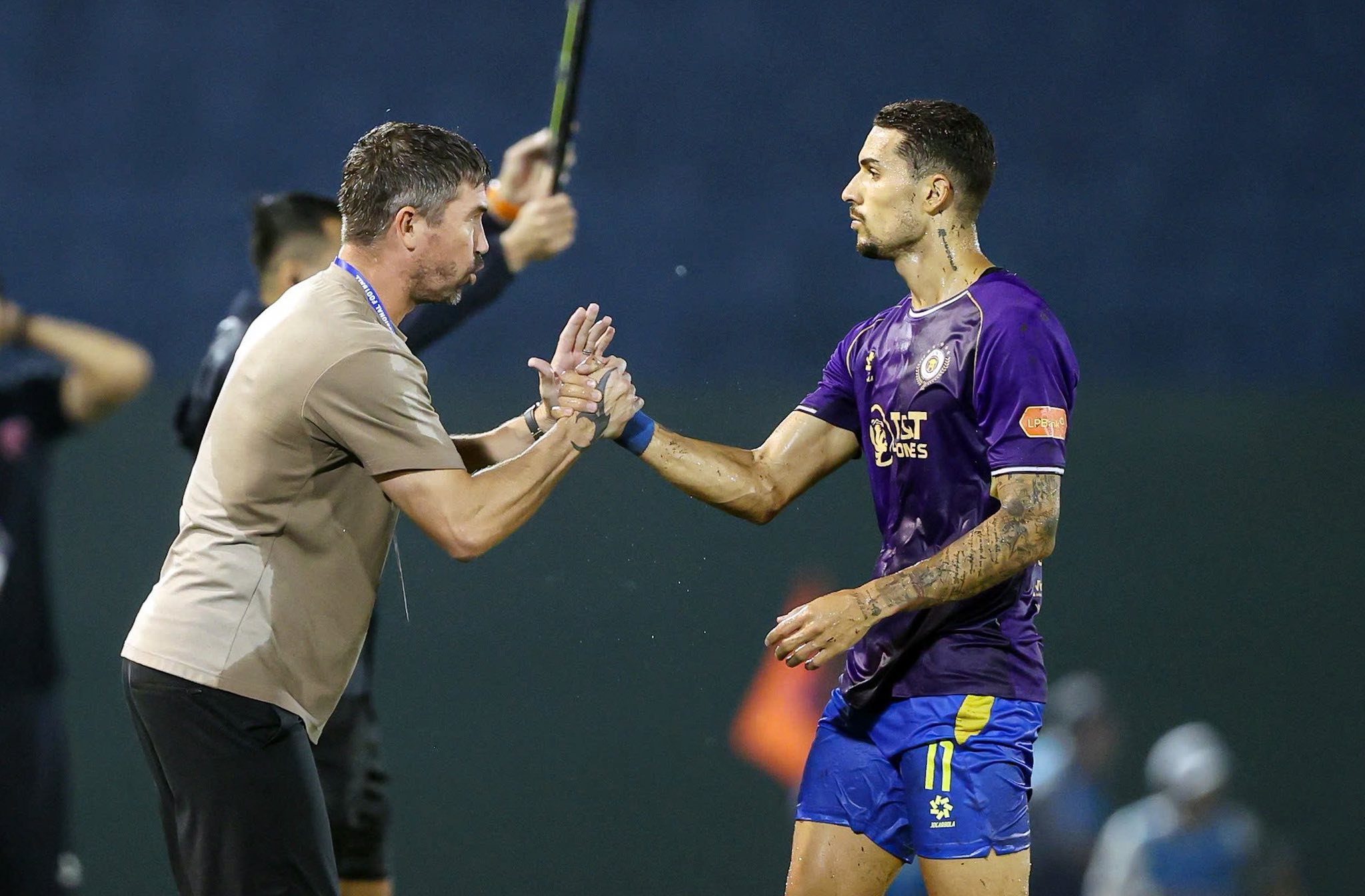 Sao tuyển Việt Nam lại hóa người hùng trên sân Gò Đậu, giúp HLV Harry Kewell thở phào - Ảnh 3. Sao tuyển Việt Nam lại hóa người hùng trên sân Gò Đậu, giúp HLV Harry Kewell thở phào - Ảnh 3.
