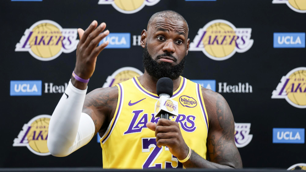 LeBron James trả lời phỏng vấn tại Media Day