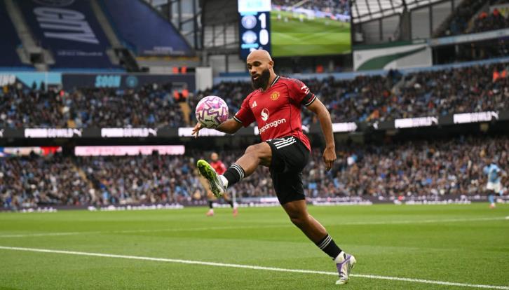 Mbeumo là điểm đến của những pha bóng dài. Mbeumo nhận bóng trên cánh phải