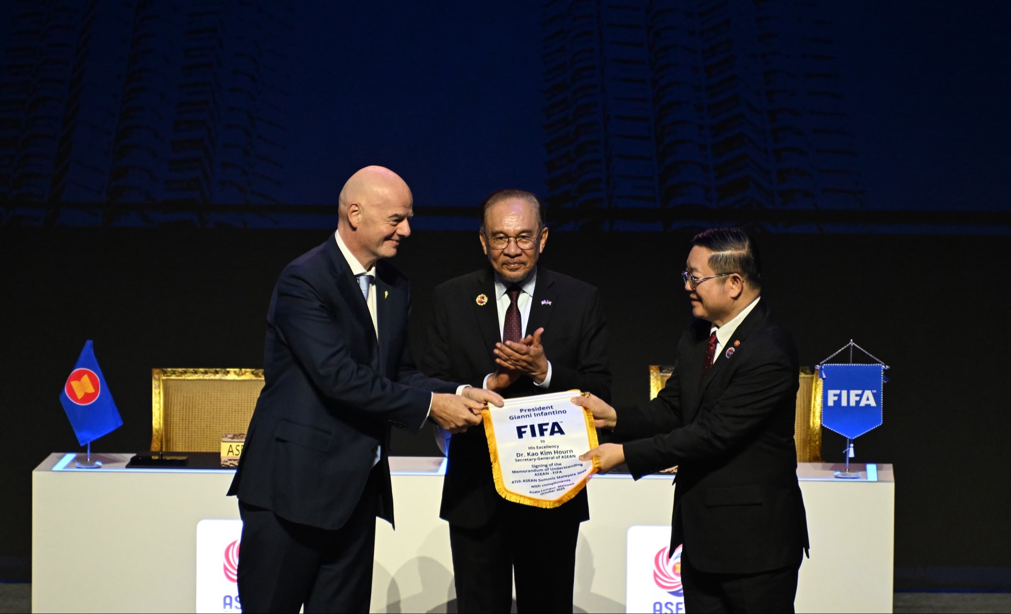Chủ tịch FIFA trao cờ lưu niệm cho Tổng thư ký ASEAN FIFA tổ chức riêng giải đấu cho Đông Nam Á - Ảnh 2.