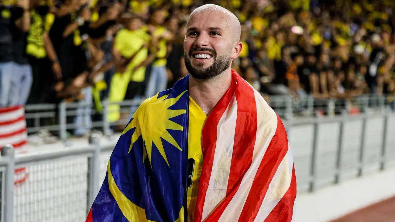 Bóng đá Malaysia chìm trong tranh cãi sau án phạt của FIFA.
