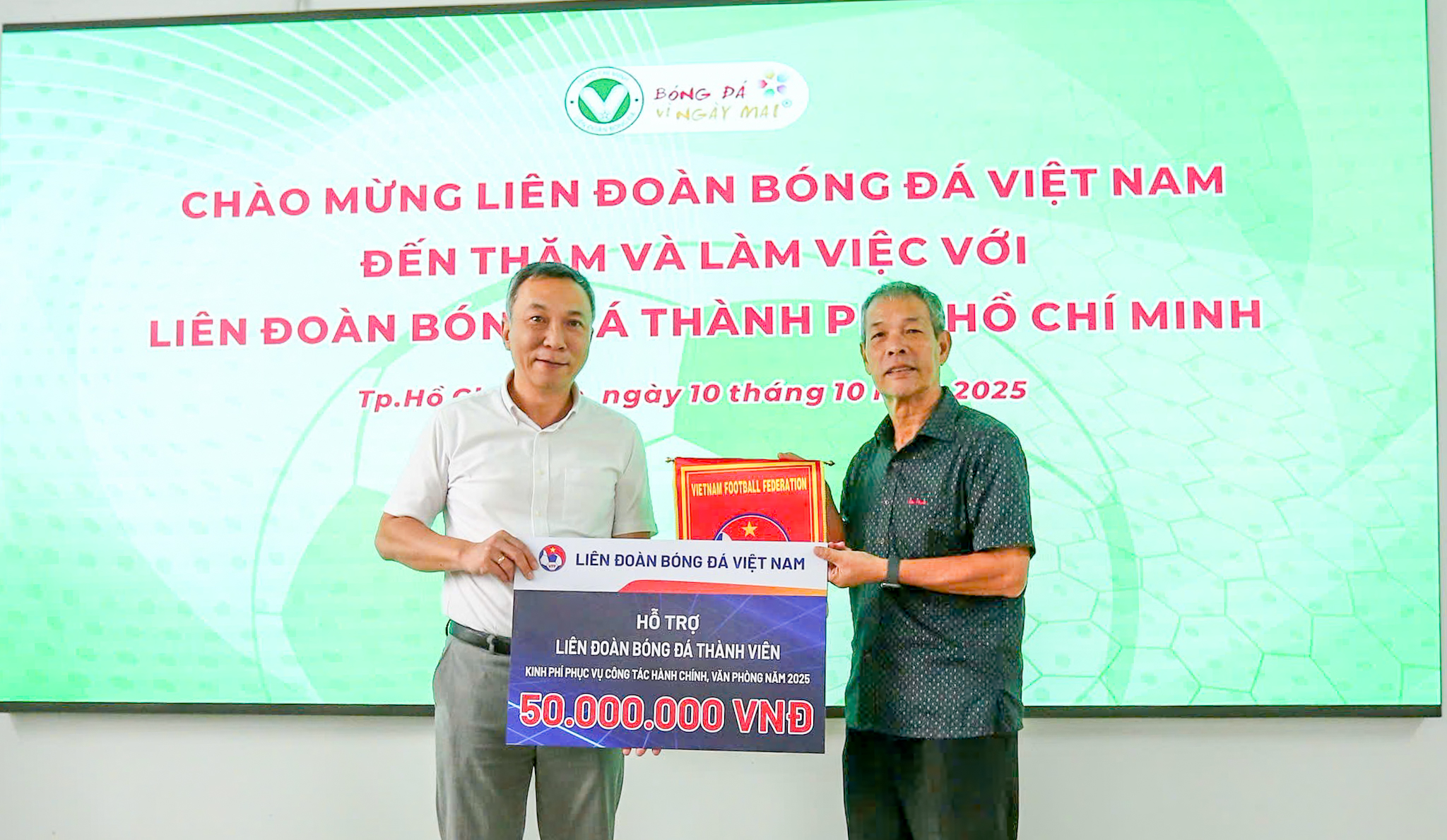 Chủ tịch VFF trao hỗ trợ kinh phí cho Liên đoàn Bóng đá TP.HCM