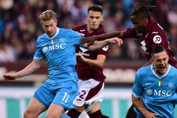 De Bruyne thi đấu vất vả