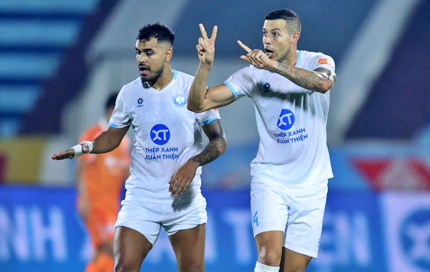 nguyên mạnh - Ảnh 2. Trung vệ Lucas lên đá tiền đạo và gỡ hòa 1-1