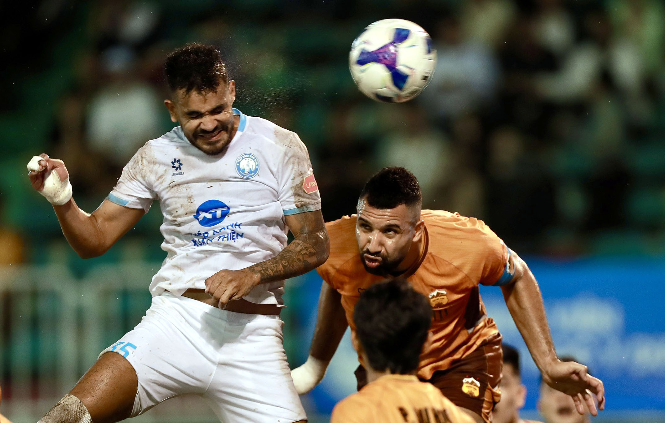 Hoàng Anh Gia Lai - Ảnh 1. CLB Hoàng Anh Gia Lai (phải) đã buộc Nam Định chia điểm