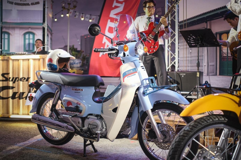 Honda Super Cub 1 Tem trang trí núi Phú Sĩ trên xe