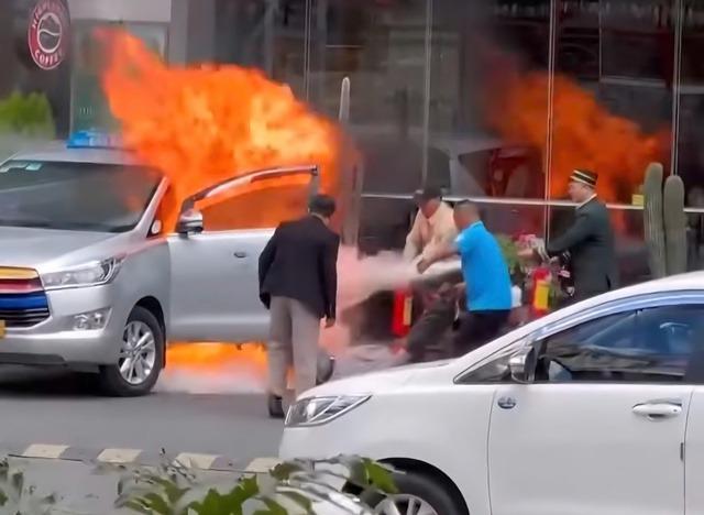 Taxi bốc cháy trước khách sạn Golf Valley Taxi bốc cháy dữ dội