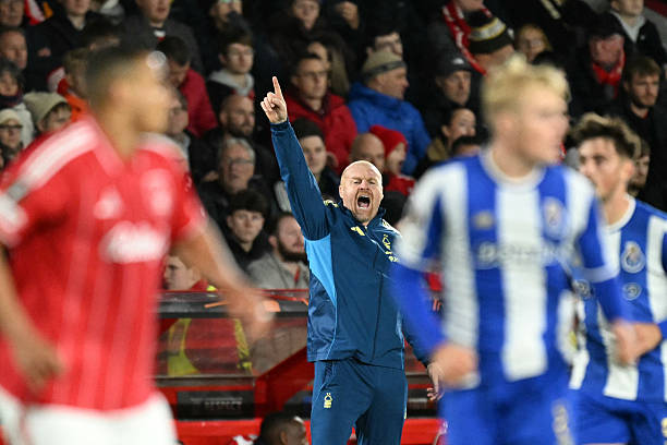 Sean Dyche có chiến thắng đầu tay ở Nottingham. Sean Dyche trong trận đấu đầu tiên với Forest