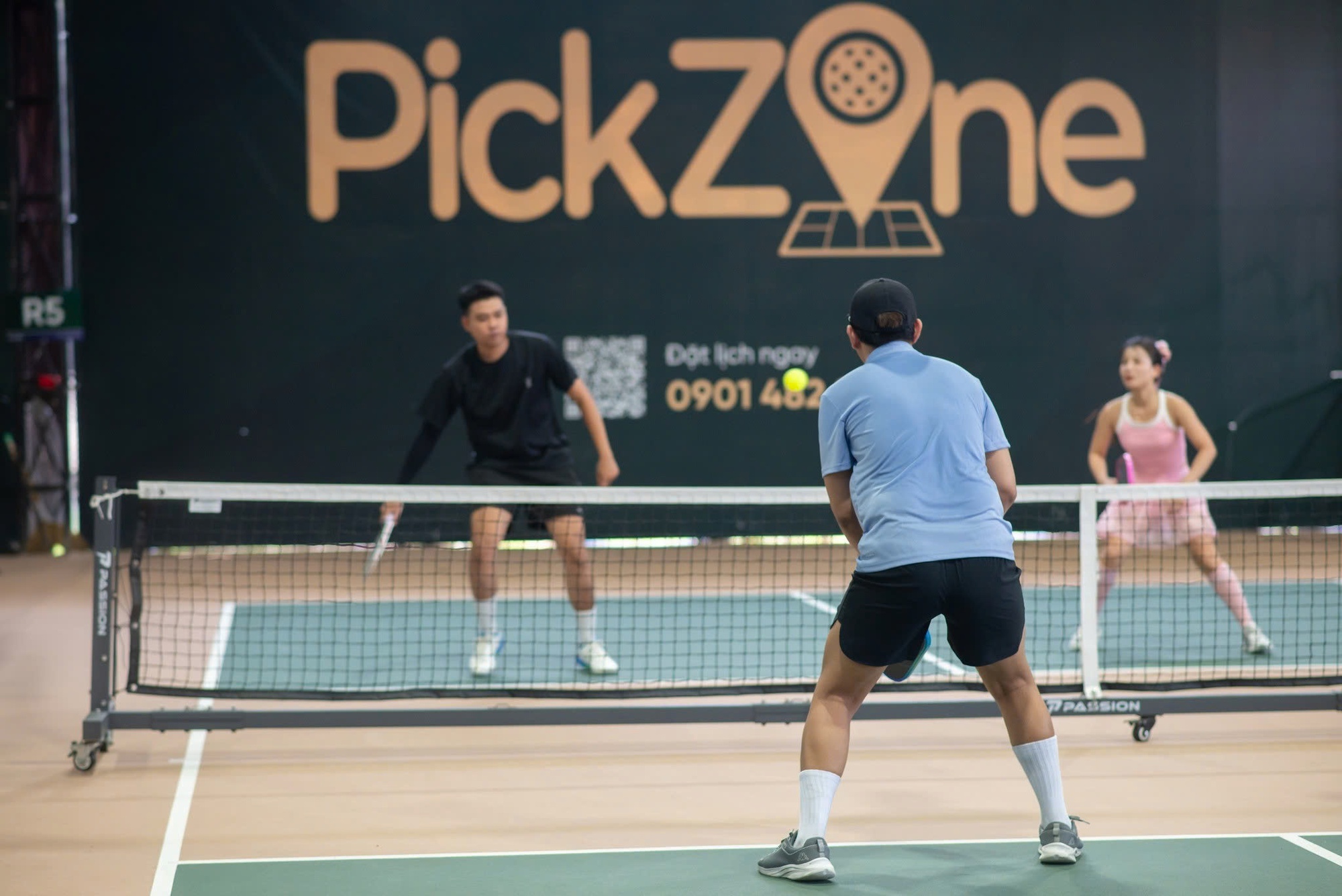 Sân chơi pickleball trong khuôn viên văn phòng