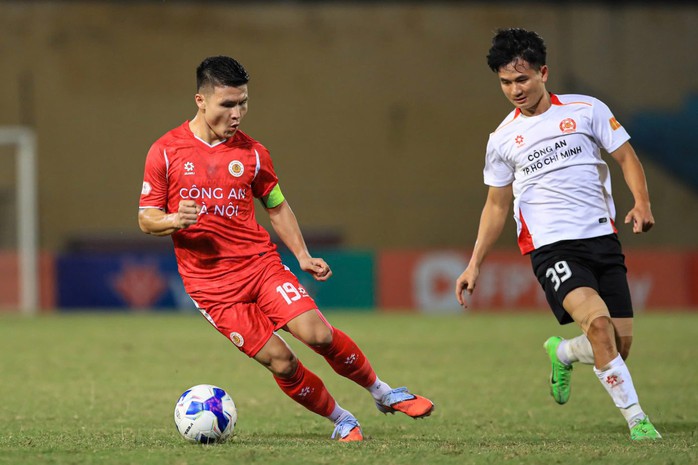 Vòng 8 V-League 2025-2026: Ninh Bình FC bứt tốc! - Ảnh 5. ...và Quang Hải trong trận derby ngành Công an