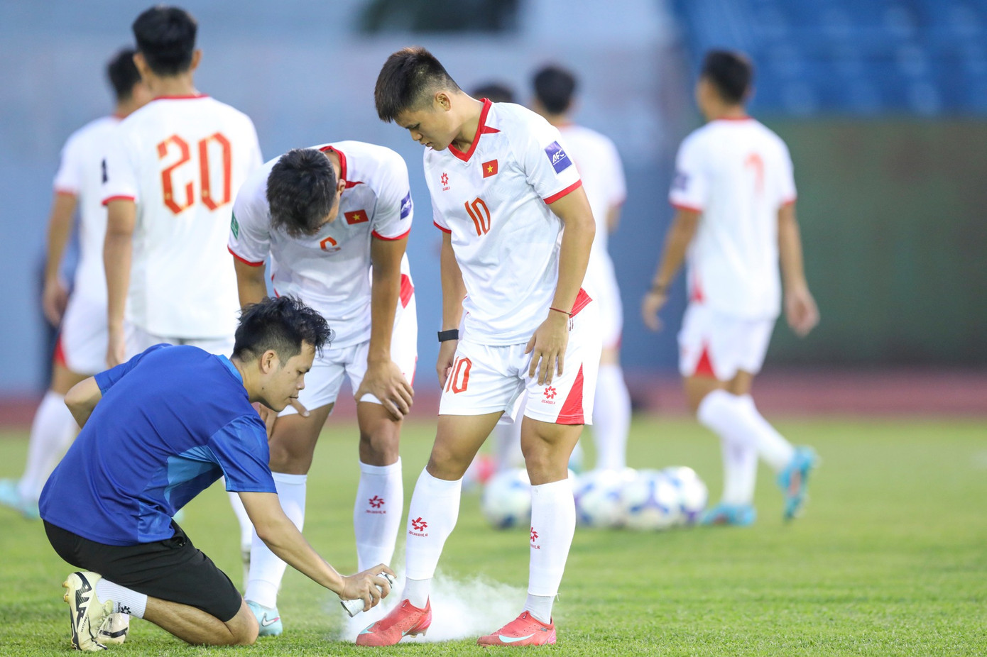 HLV Kim Sang-sik theo dõi sát sao buổi tập của đội