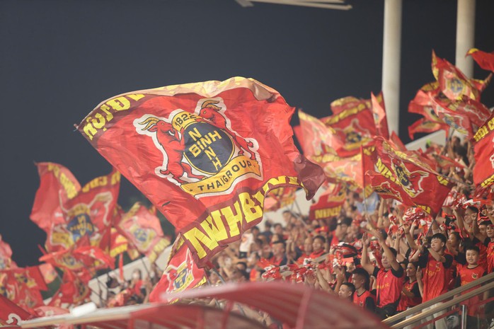 Vòng 8 V-League 2025-2026: Ninh Bình FC bứt tốc! - Ảnh 2. Hoàng Đức và người hâm mộ bóng đá Ninh Bình thăng hoa ở V-League mùa này