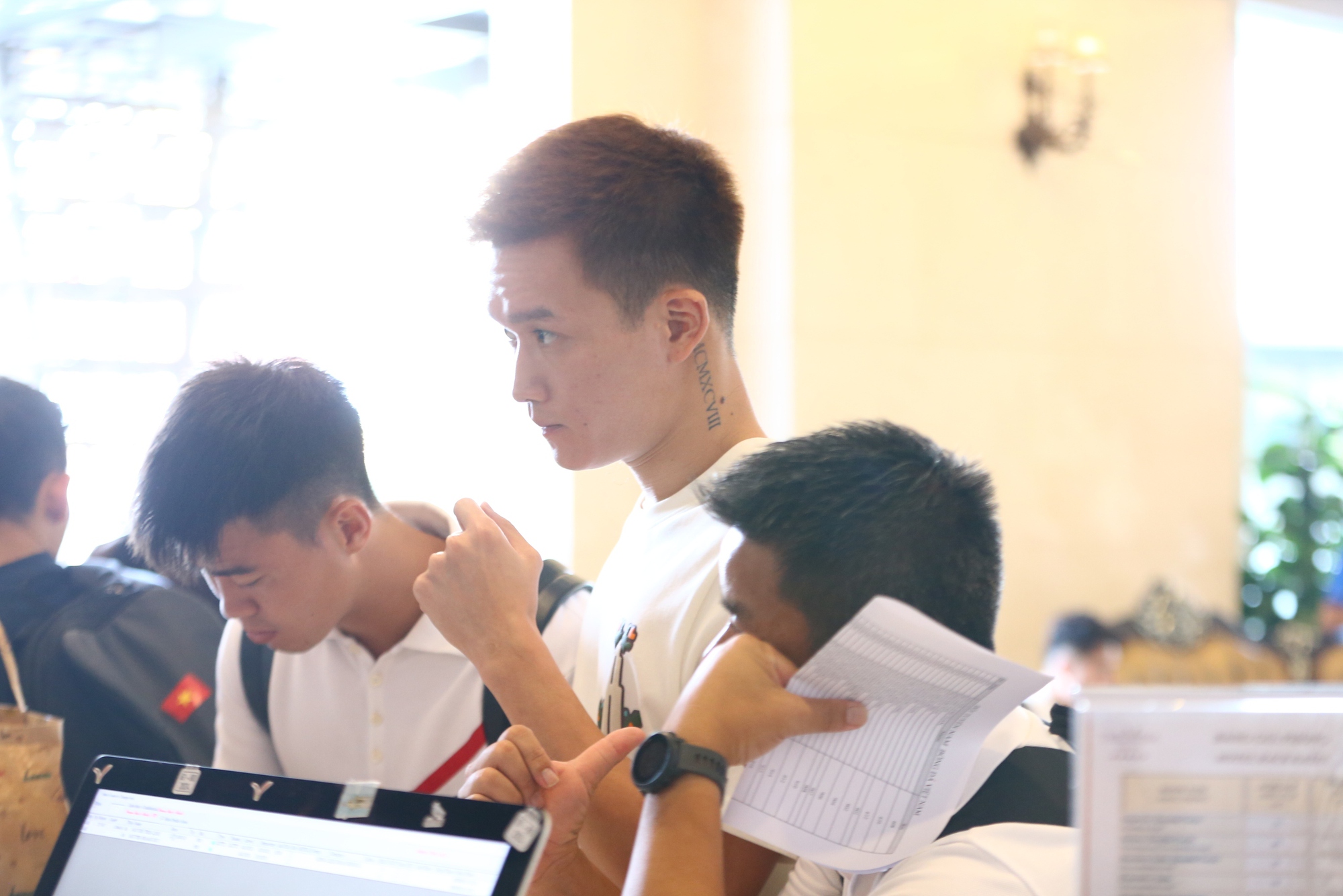 Các tuyển thủ xếp hàng nhận phòng khách sạn