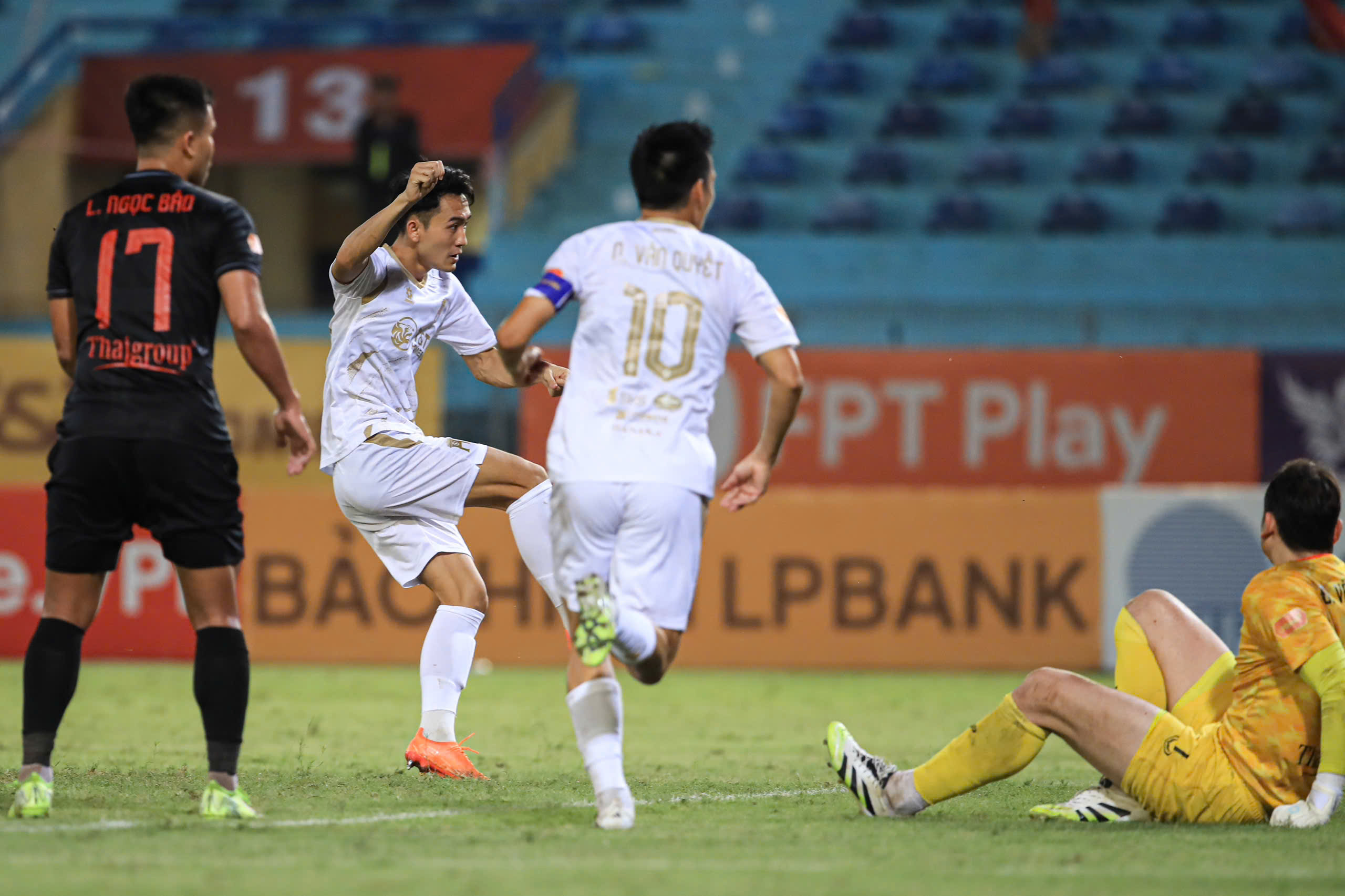 Hoàng Đức, Văn Lâm cho thấy V-League quá khắc nghiệt với HLV Harry Kewell - Ảnh 3.