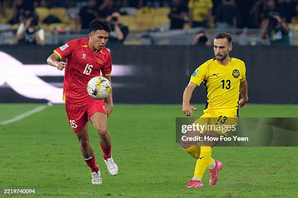 Hector Hevel thi đấu cho đội tuyển Malaysia trong trận gặp Việt Nam