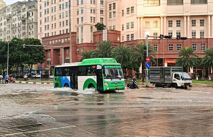 Xe cộ di chuyển khó khăn do ngập nước