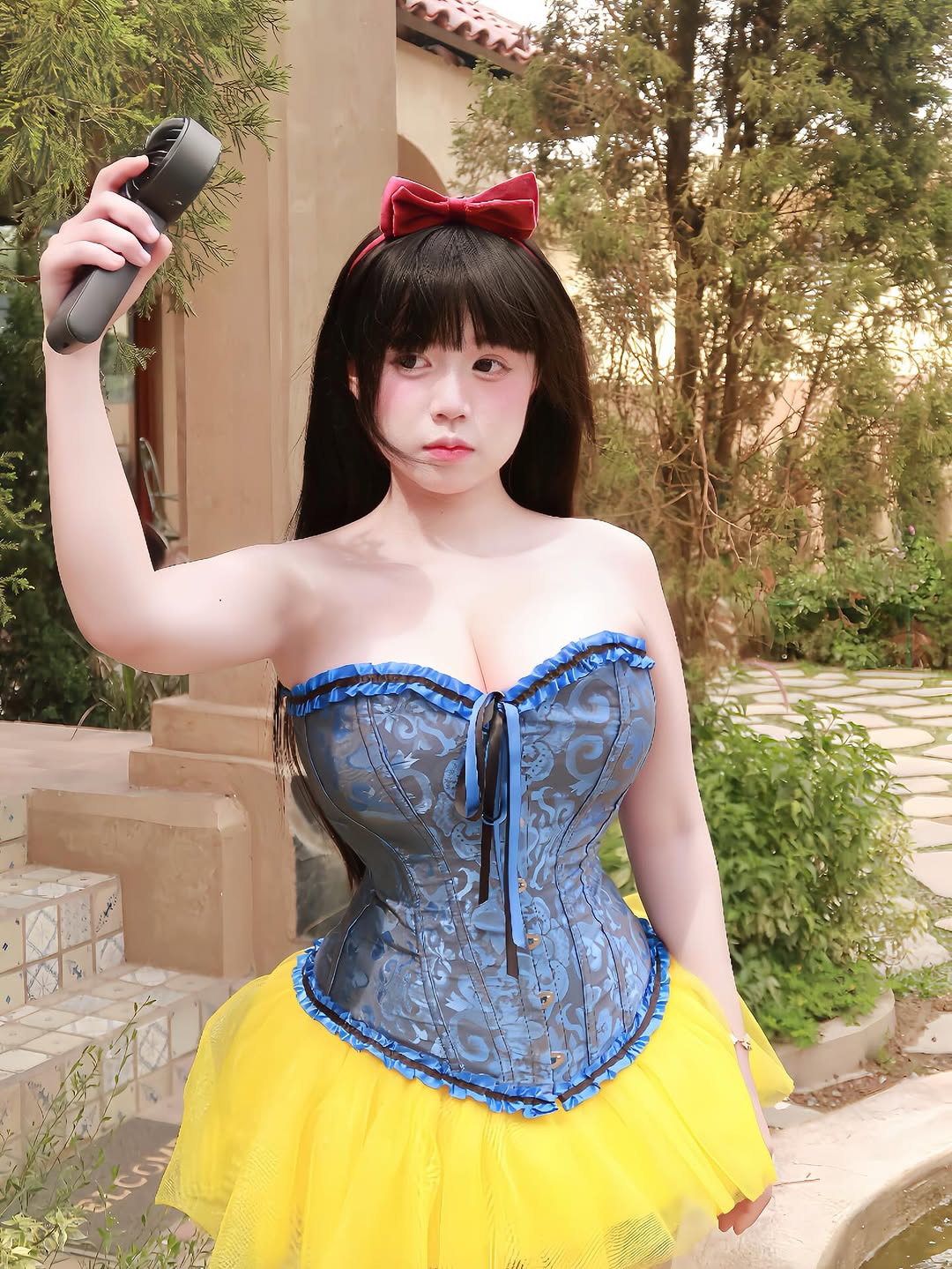 Thần thái biểu cảm của hot girl khi cosplay Bạch Tuyết