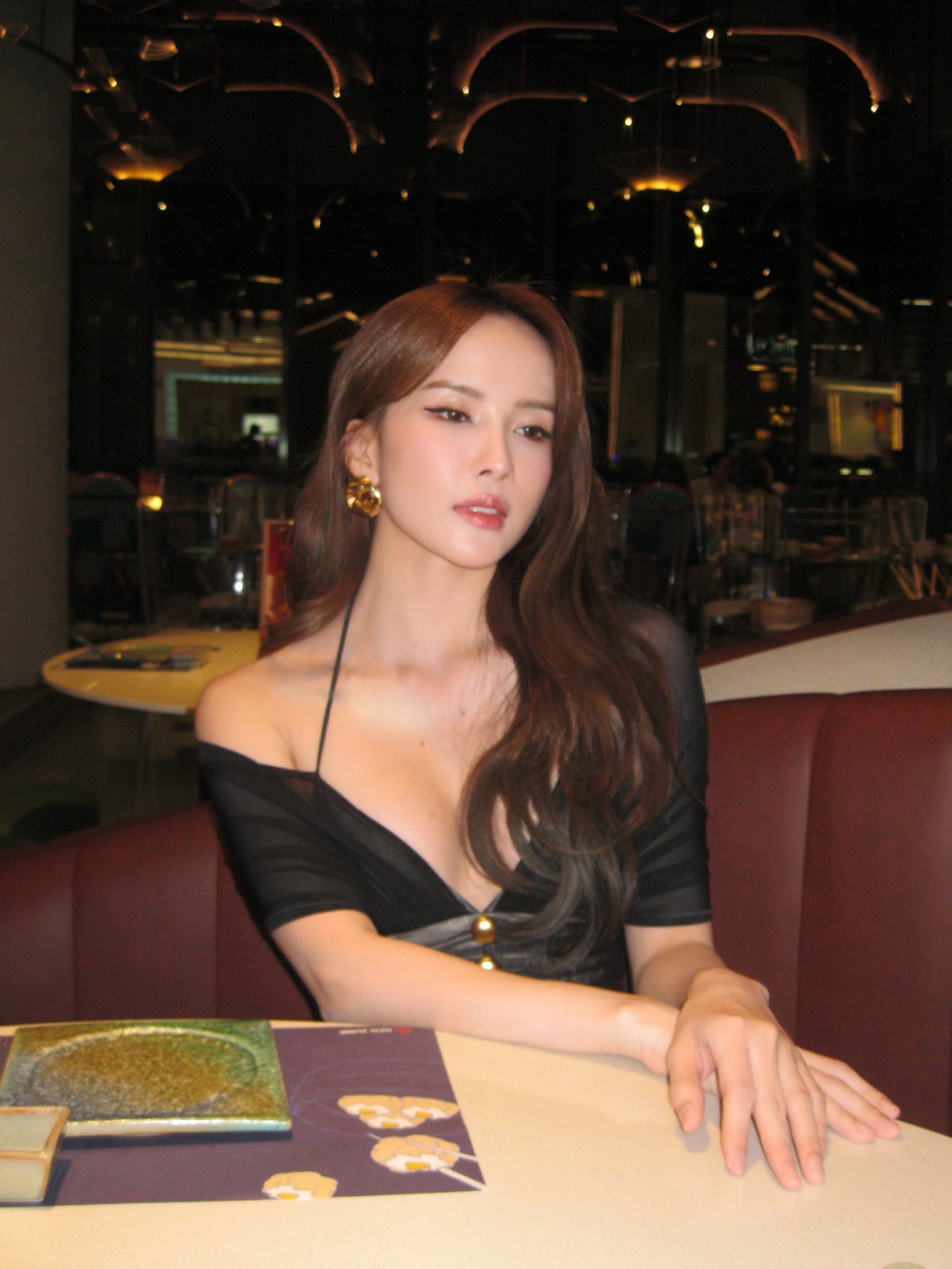 Nữ ca sĩ táo bạo thử nghiệm trang phục cắt xẻ