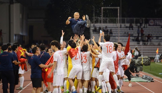 Ngày này 8 năm trước, ông Park Hang-seo đến Việt Nam và sau đó thì!- Ảnh 3. Ông Park cùng các học trò trên sân cỏ