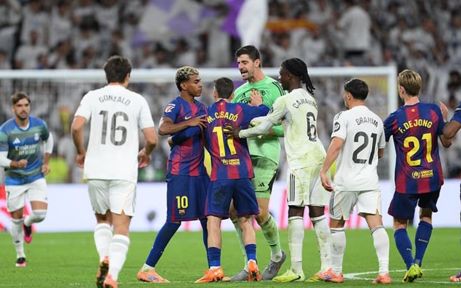 El Clasico hỗn loạn: Yamal châm ngòi ẩu đả, Bellingham đáp trả khi Real Madrid thắng 2-1 Barcelona - Ảnh 1. Yamal số 10 gây căng thẳng trong trận đấu