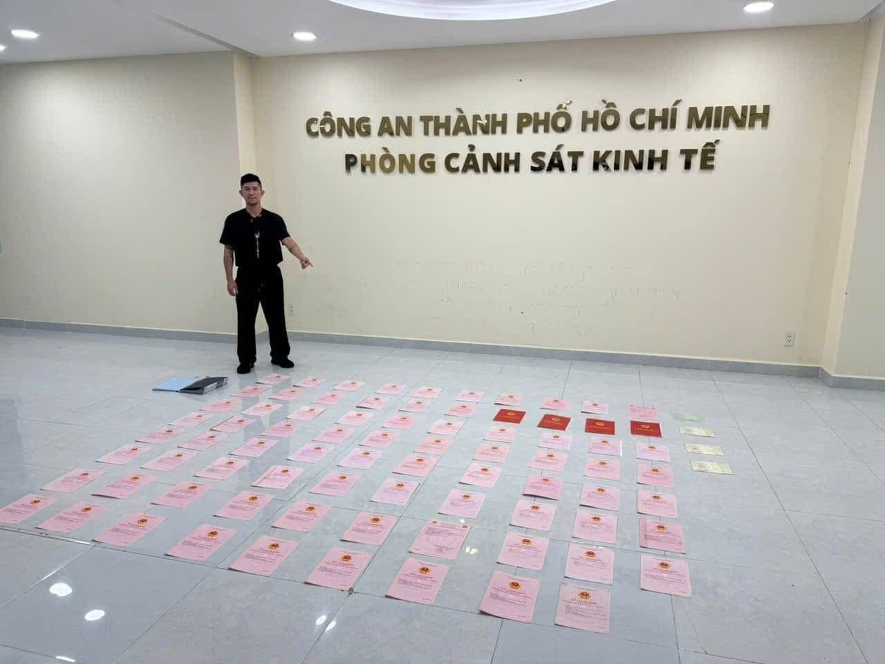 Cảnh sát khám xét căn hộ cao cấp liên quan vụ án