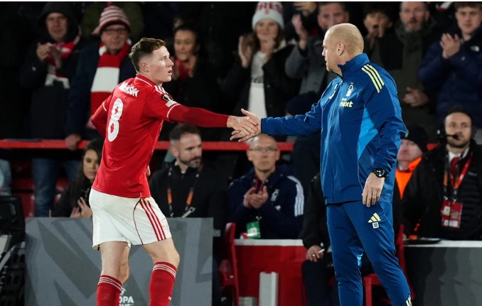 Sean Dyche có chiến thắng với Forest. Sean Dyche ăn mừng chiến thắng cùng đội bóng