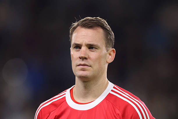 Manuel Neuer cười đùa trong buổi họp báo sau trận