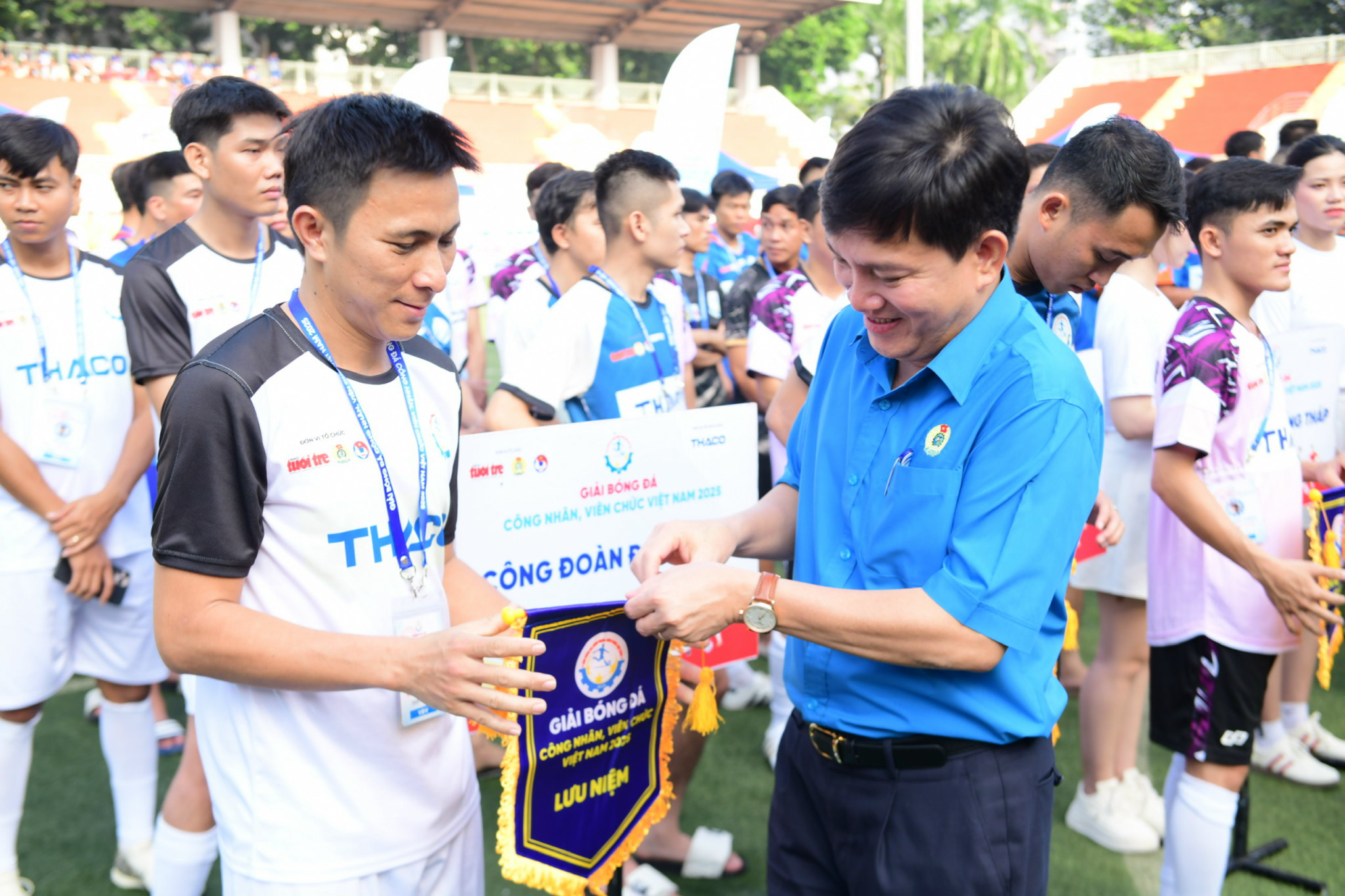 Ông Nguyễn Xuân Hùng tặng cờ lưu niệm cho các đội tham dự vòng loại phía Nam
