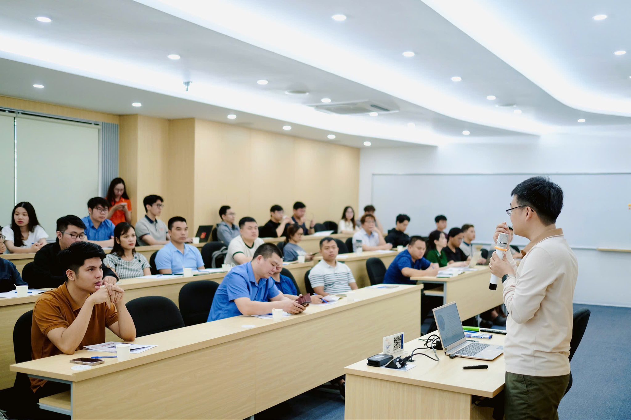 Vũ khí cạnh tranh trong kỷ nguyên AI- Ảnh 2. Học viên MSE BA tham gia hội thảo cùng PGS.TS Ngô Xuân Bách