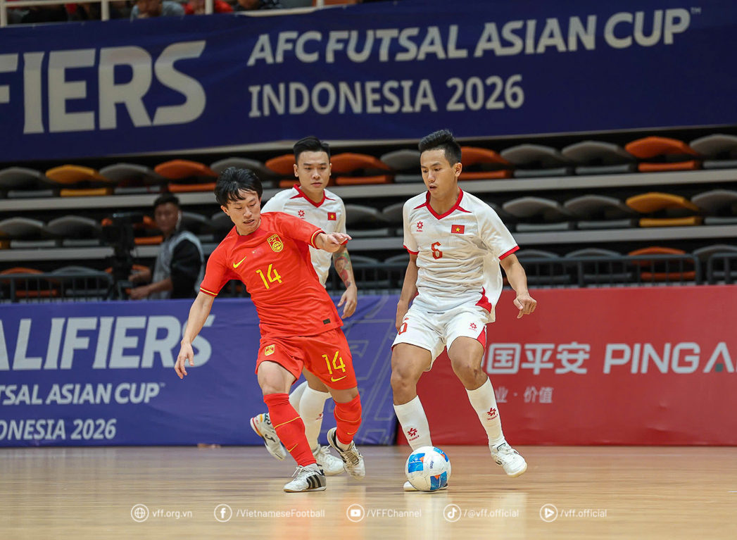 Đội tuyển Việt Nam (áo trắng) đặt một chân vào VCK futsal châu Á