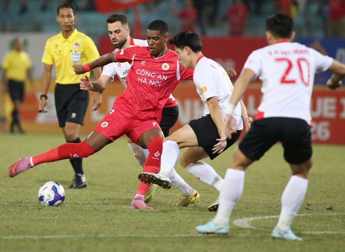 Vòng 8 V-League 2025-2026: Ninh Bình FC bứt tốc! - Ảnh 6. Alan tiếp tục tỏa sáng giúp Công an Hà Nội vượt thử thách khó