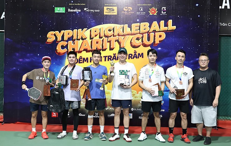 Cặp đôi vô địch hạng mục đôi nam doanh nhân nghệ sĩ Pickleball Charity Cup