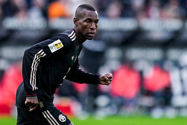 Vincent Kompany bảo vệ Nicolas Jackson Kompany bên cạnh Nicolas Jackson trên sân tập